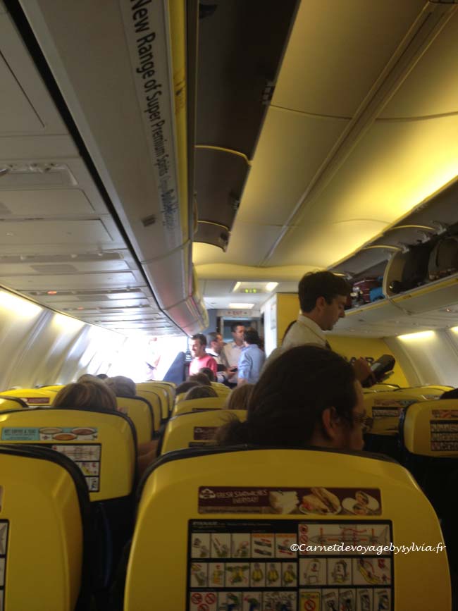 Ryanair - porte de l'avion ouverte. Ryanair - porte de l'avion ouverte.
