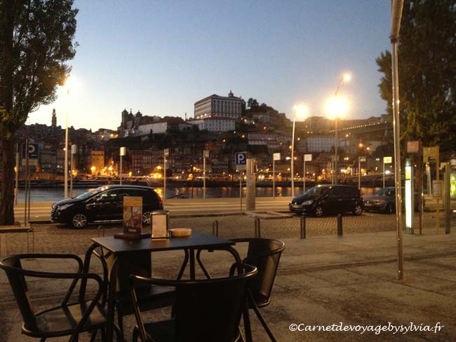 Boire un verre de Porto en terrasse