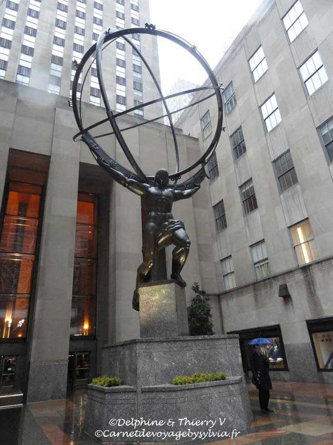 Rockefeller Center - Top of the Rock -La statue d'Atlas est une statue en bronze de Lee Lawrie