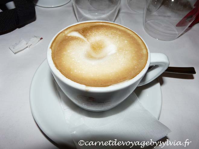 vie pratique à Rome cappuccino