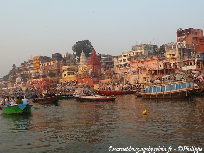 Les Ghats sur les bords du Gange à Varanasi, ville sainte de l’hindouisme.