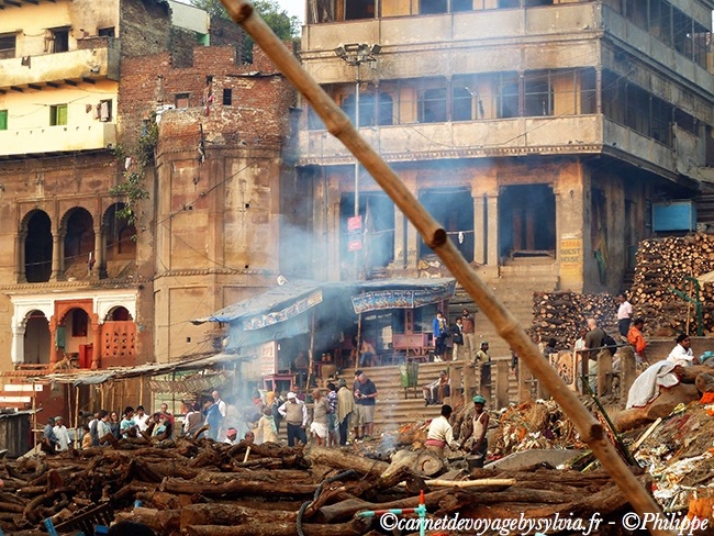Scène de crémation à Varanasi.