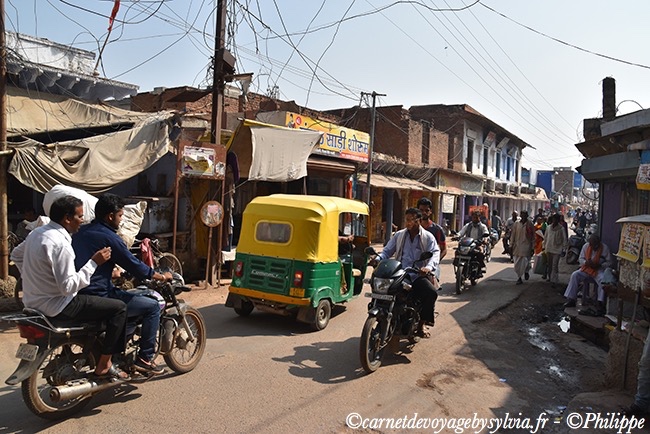 Scène de vie en Inde avec les fameux rickhaw.