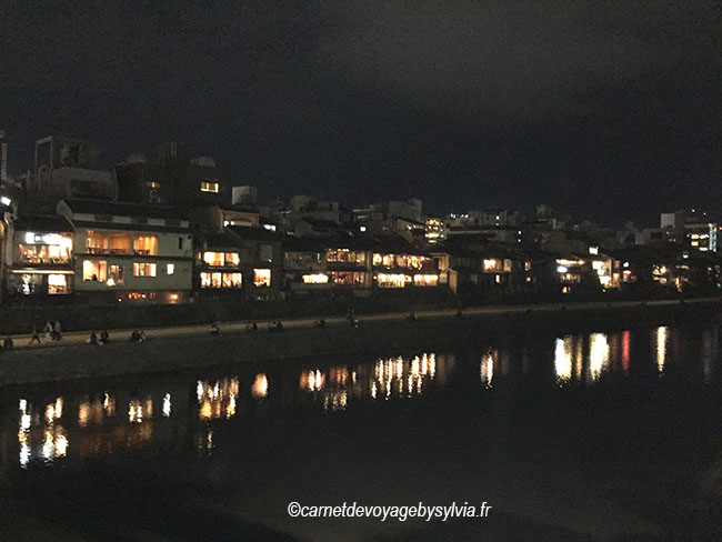 vue de notre quartier la nuit kyoto
